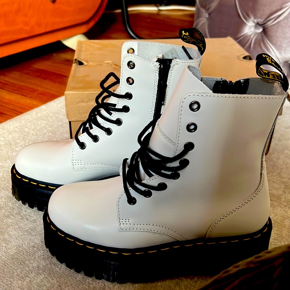 Dr. Martens Jadon Platform classic 8-eye boot